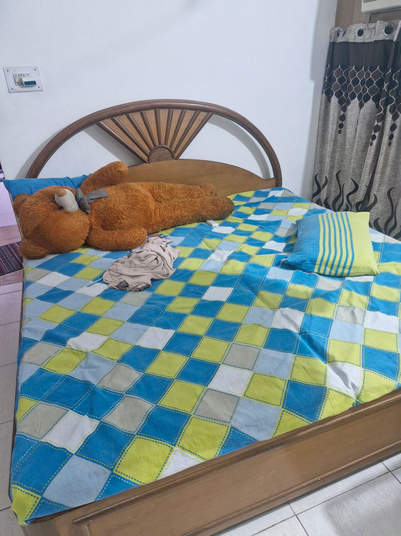 One double Bed, One Dinning table, One dressing table, One double wardrobe and One small — photo 1