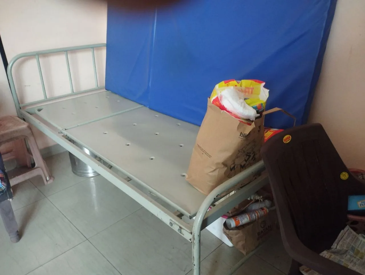 Bed and medicine adult diapers — photo 3