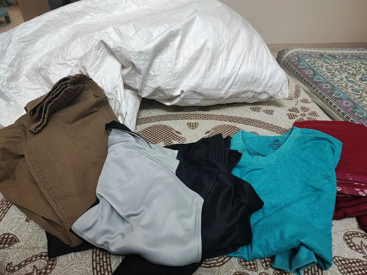 Clothes — Clothing donation in AHMADABAD — photo 2