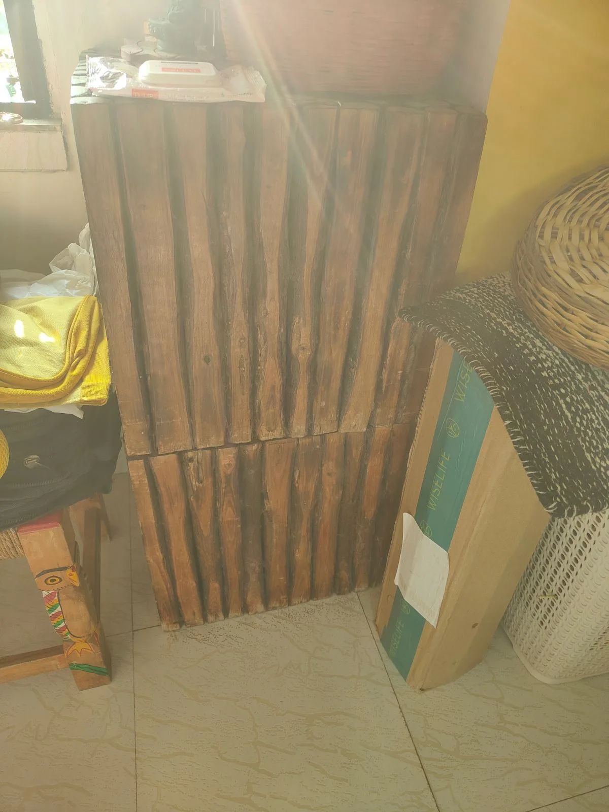Four seater coffee table with two stool — photo 3