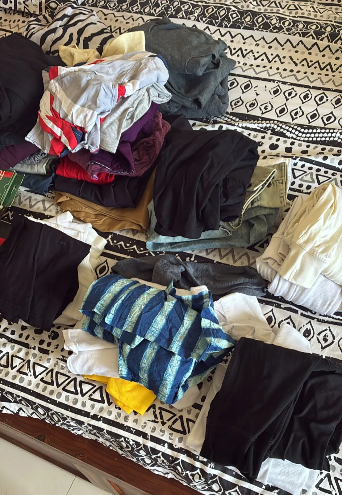 Crayons, clothes, gloves, UNO cards, a small bag and three pens — photo 2