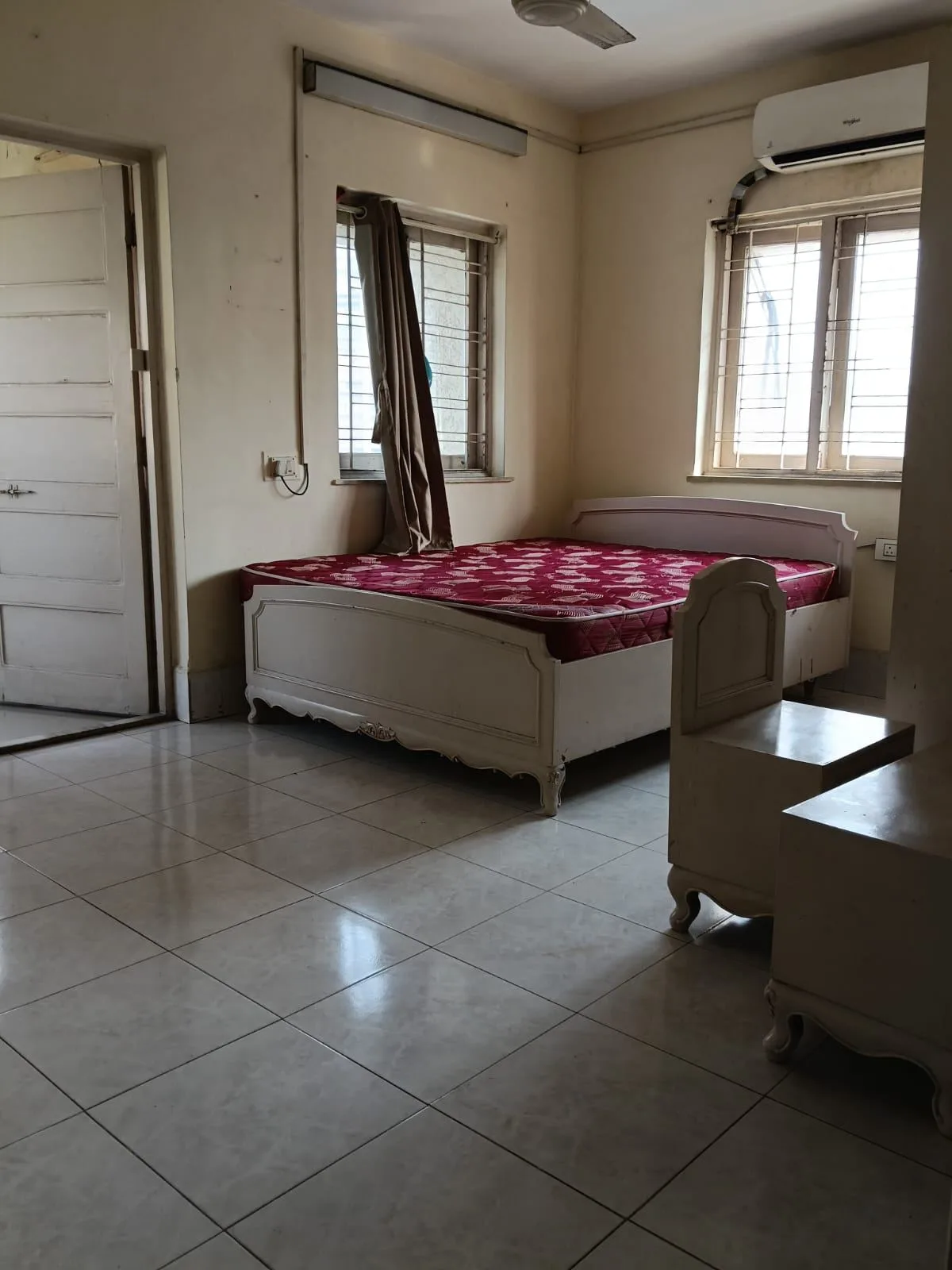 2 beds, 2 cupboards, 2 mattresses, 1 dining table with 6 chairs — photo 2