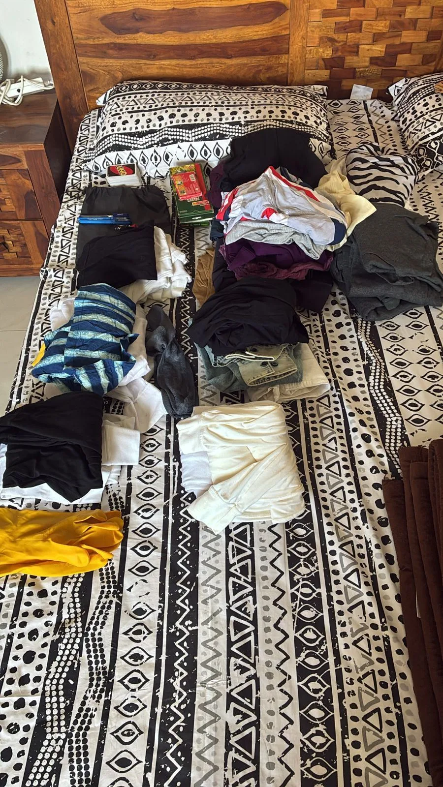 Crayons, clothes, gloves, UNO cards, a small bag and three pens — photo 3