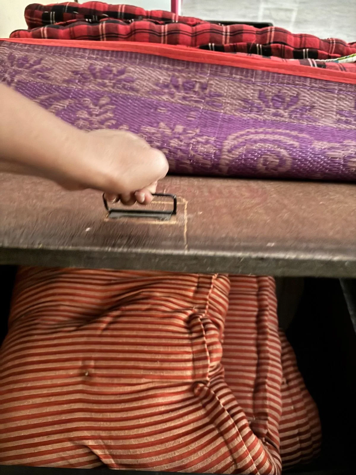 Single Wooden Bed, 1 queen size mattress — photo 2