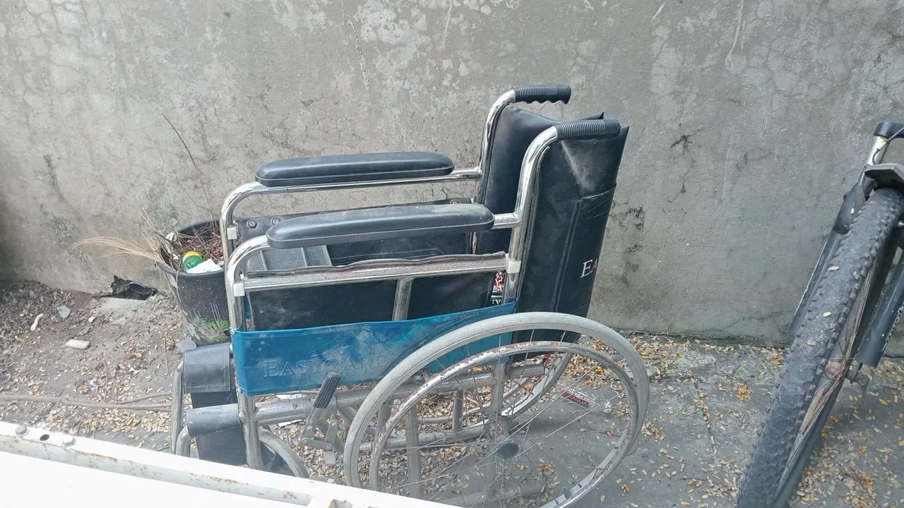 Steel hospital bed and wheel chair — photo 2
