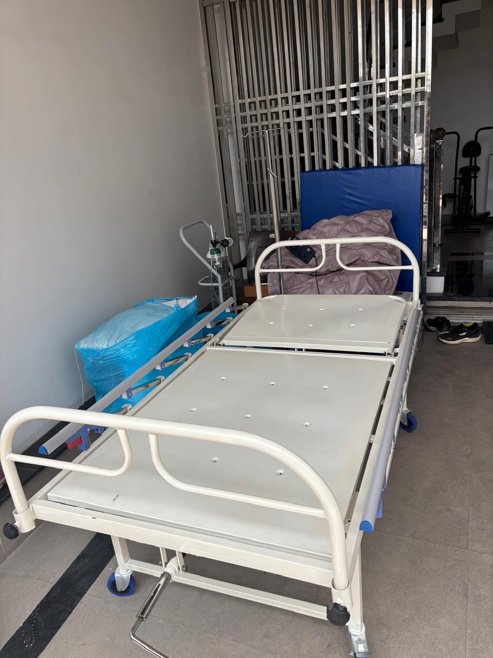 Hospital bed, suction machine, oxygen cylinder, decubitus mattress — photo 3