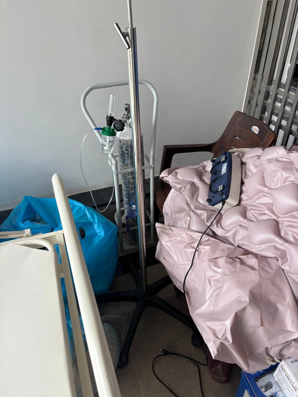 Hospital bed, suction machine, oxygen cylinder, decubitus mattress — photo 1