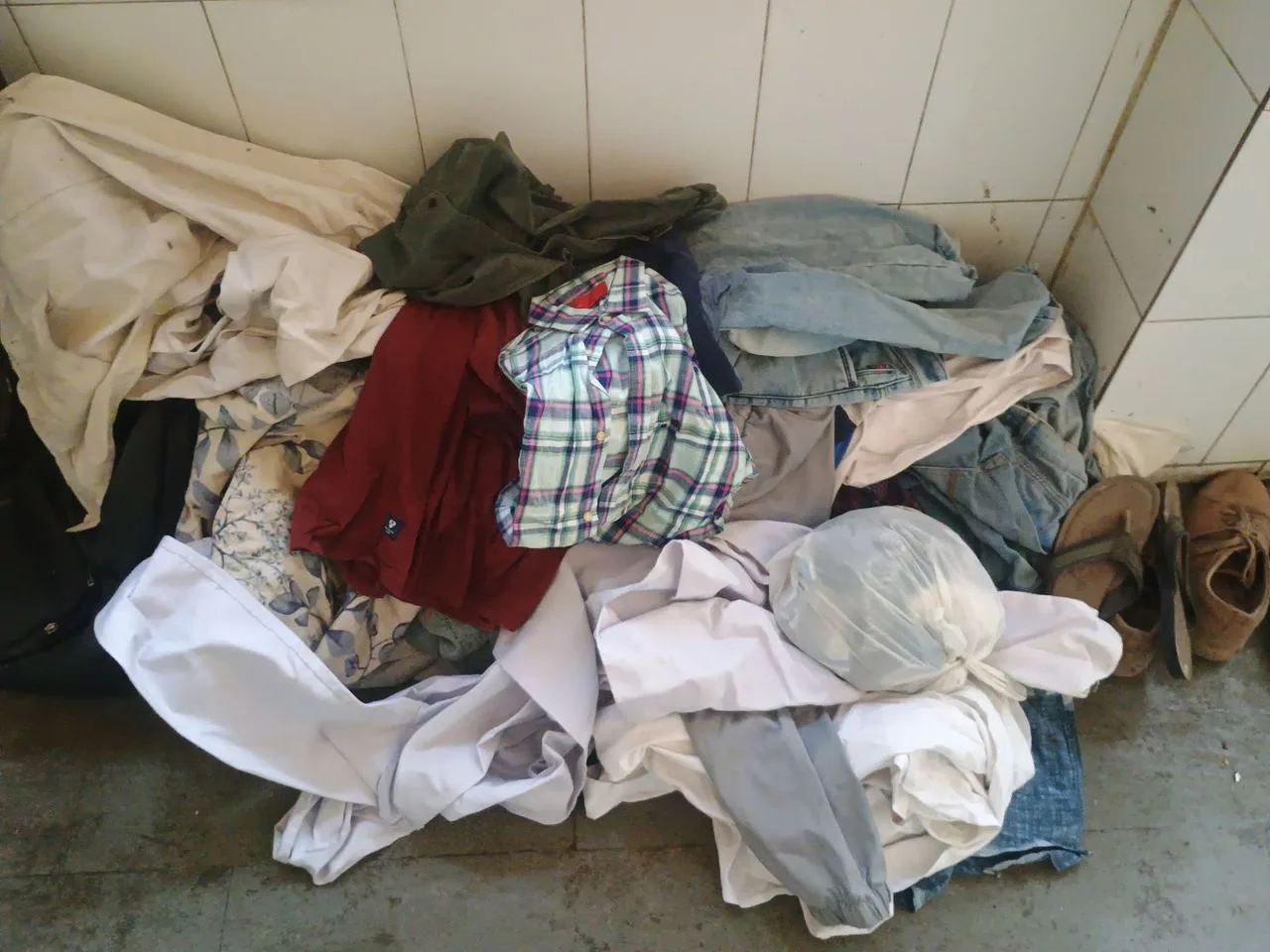 Two matress, two ac comforter,sambhal , thwo trousers , Jeans , 5-7 t shirts and shirts , Winter socks , etc all cleaned — Bhopal