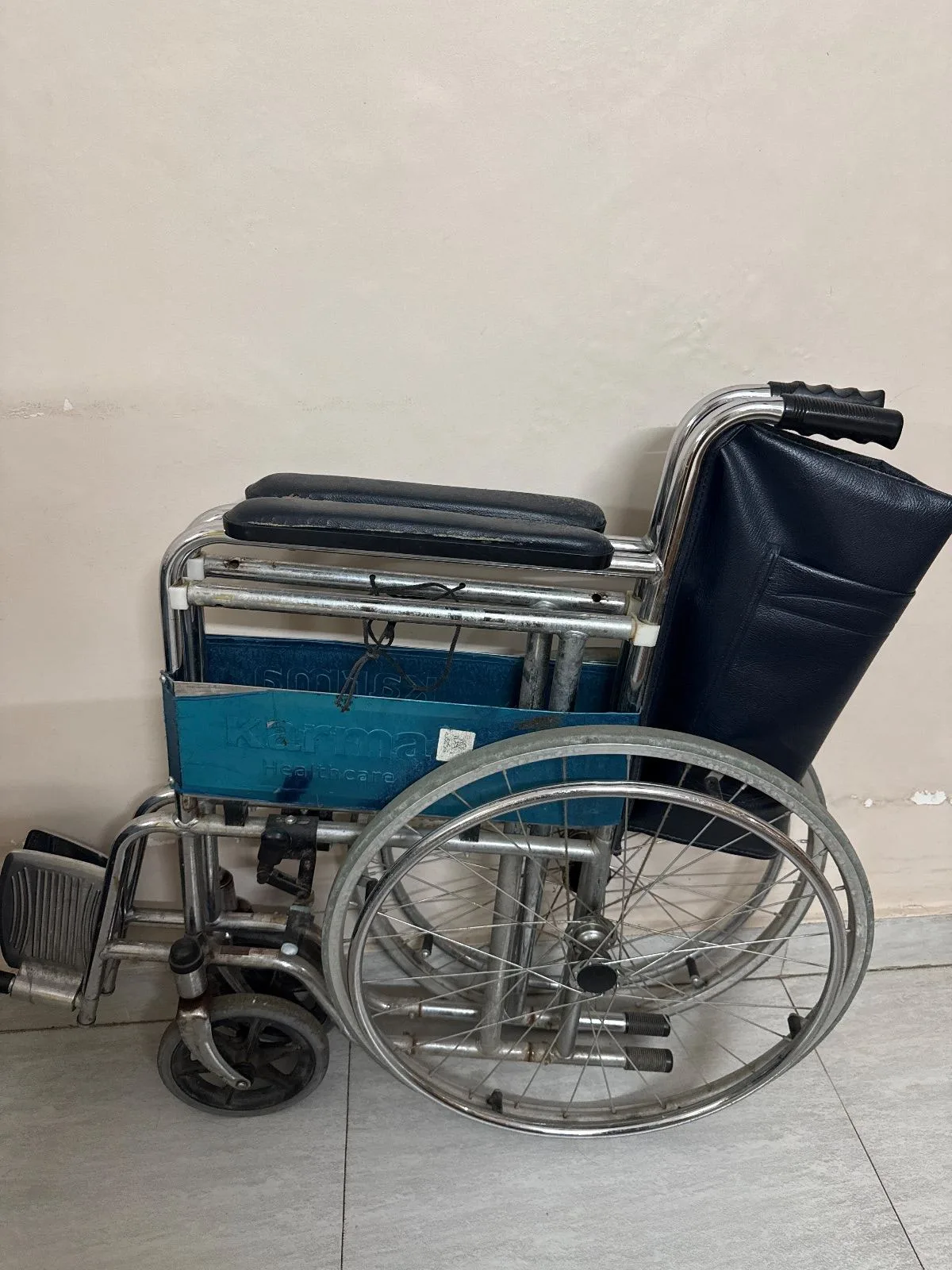 Wheel chair , air mattress, nebuliser machine , men clothes — Lucknow