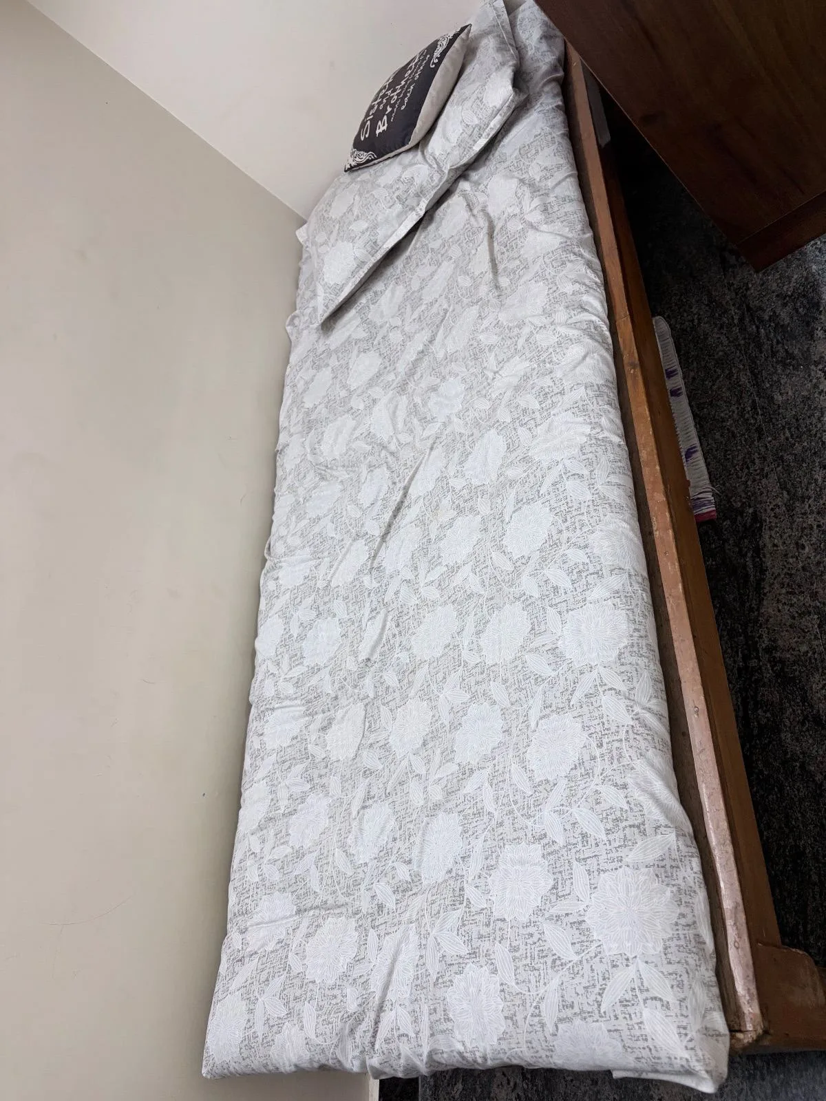 Wooden diwan cot with mattress — Furniture donation in Bengaluru — photo 3