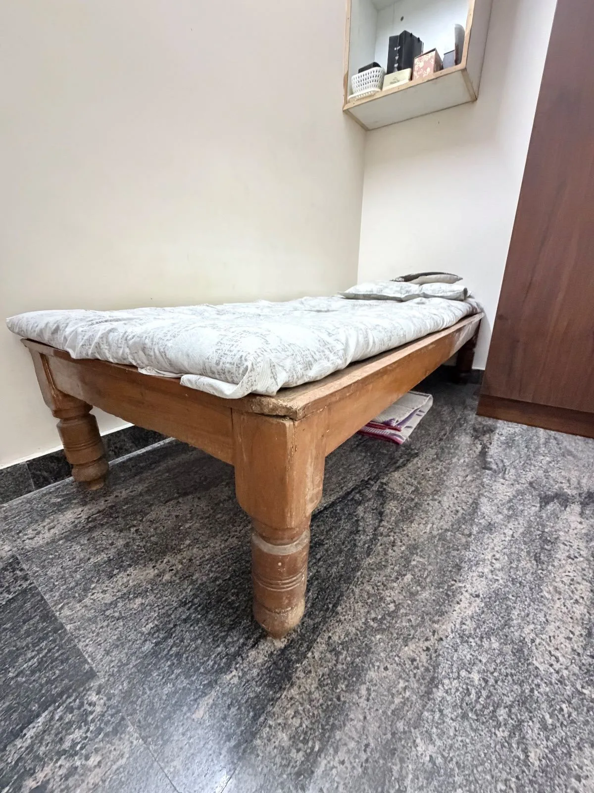 Wooden diwan cot with mattress — Furniture donation in Bengaluru — photo 1