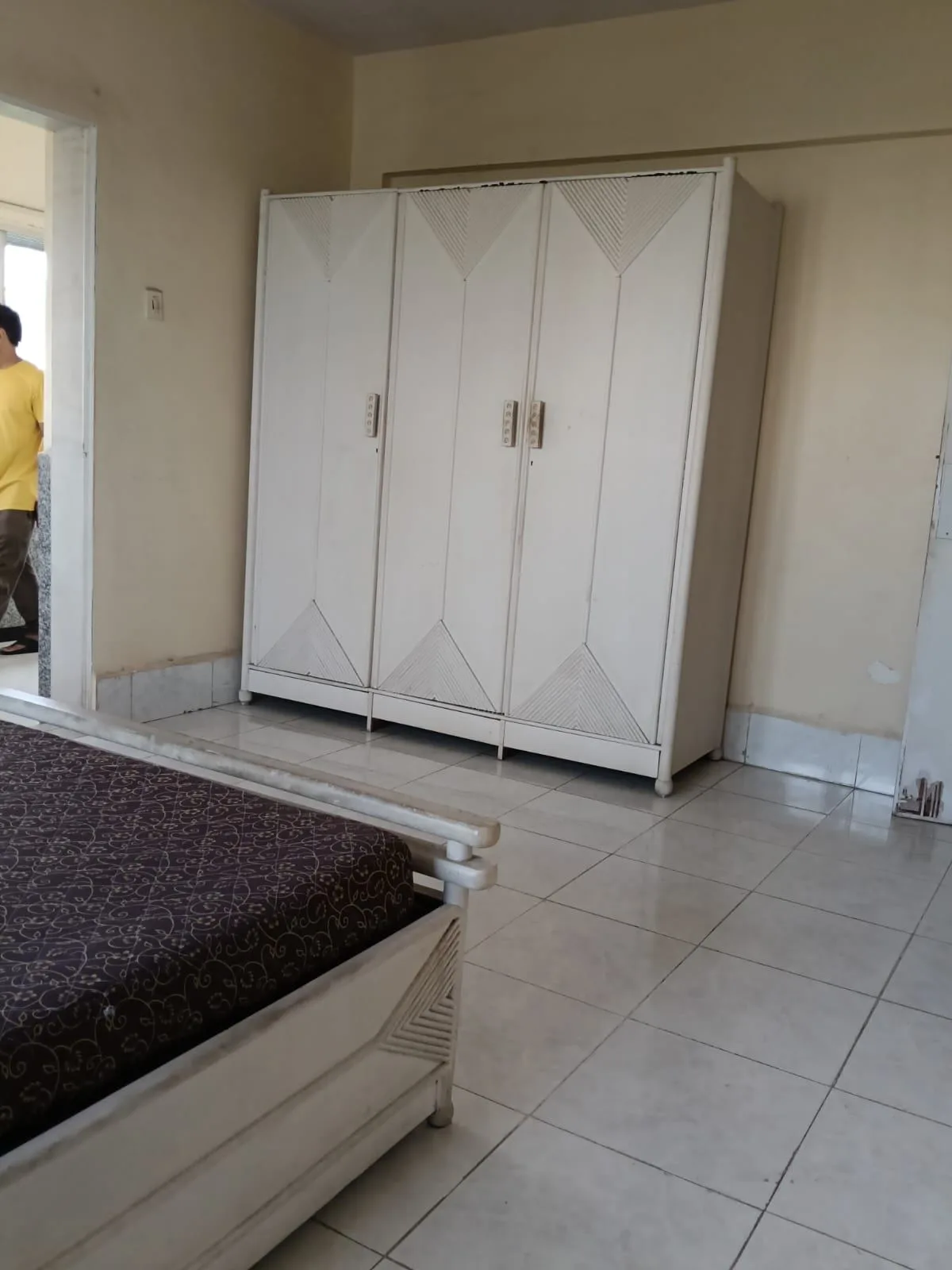 2 beds, 2 cupboards, 2 mattresses, 1 dining table with 6 chairs — Mumbai