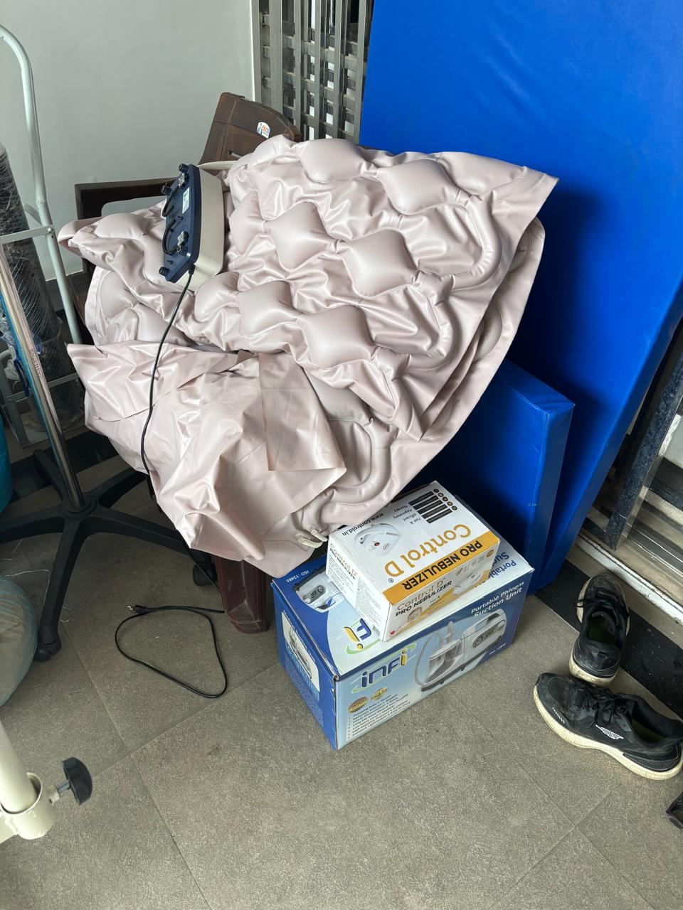 Hospital bed, suction machine, oxygen cylinder, decubitus mattress — photo 2