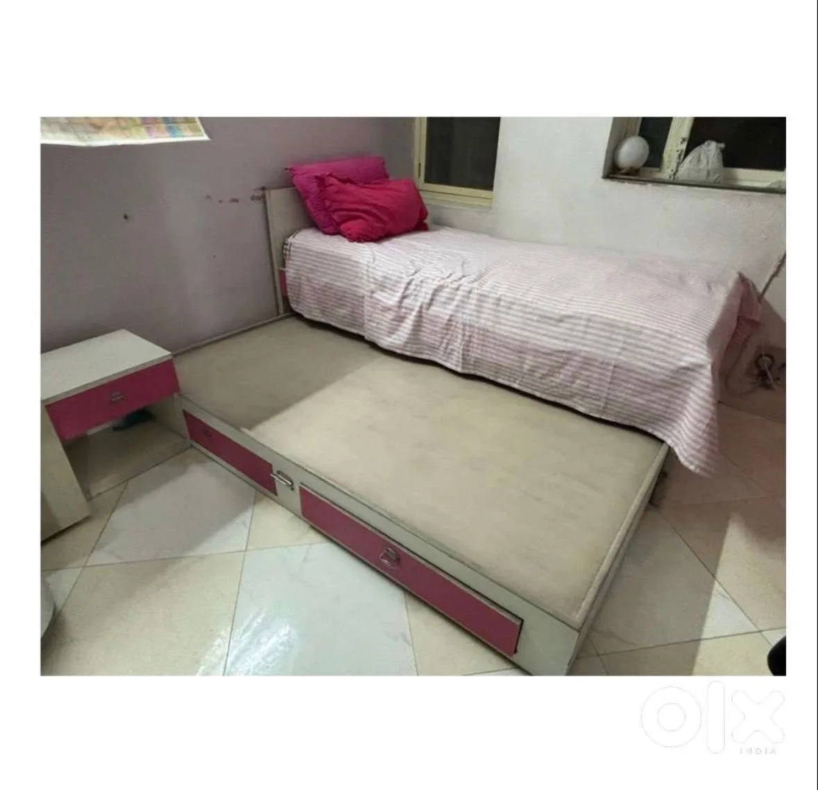 2 single beds, mattress & side table — photo 2