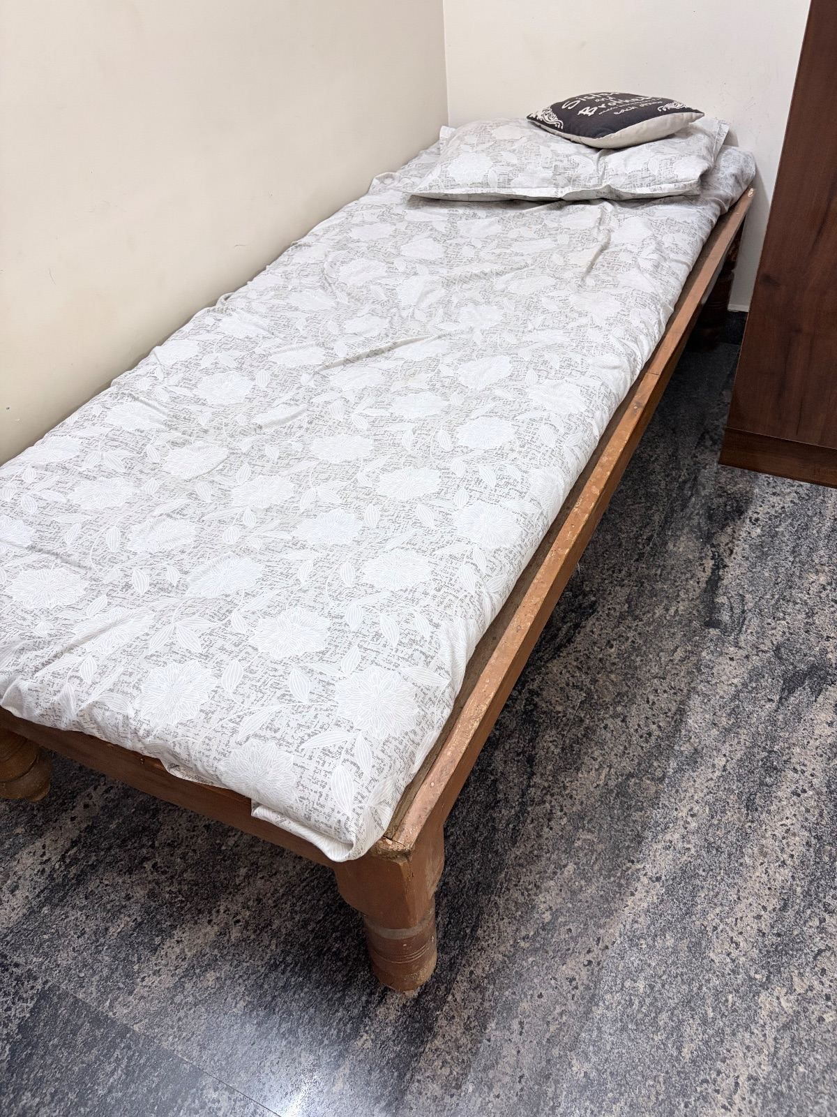 Wooden diwan cot with mattress — Furniture donation in Bengaluru — photo 2