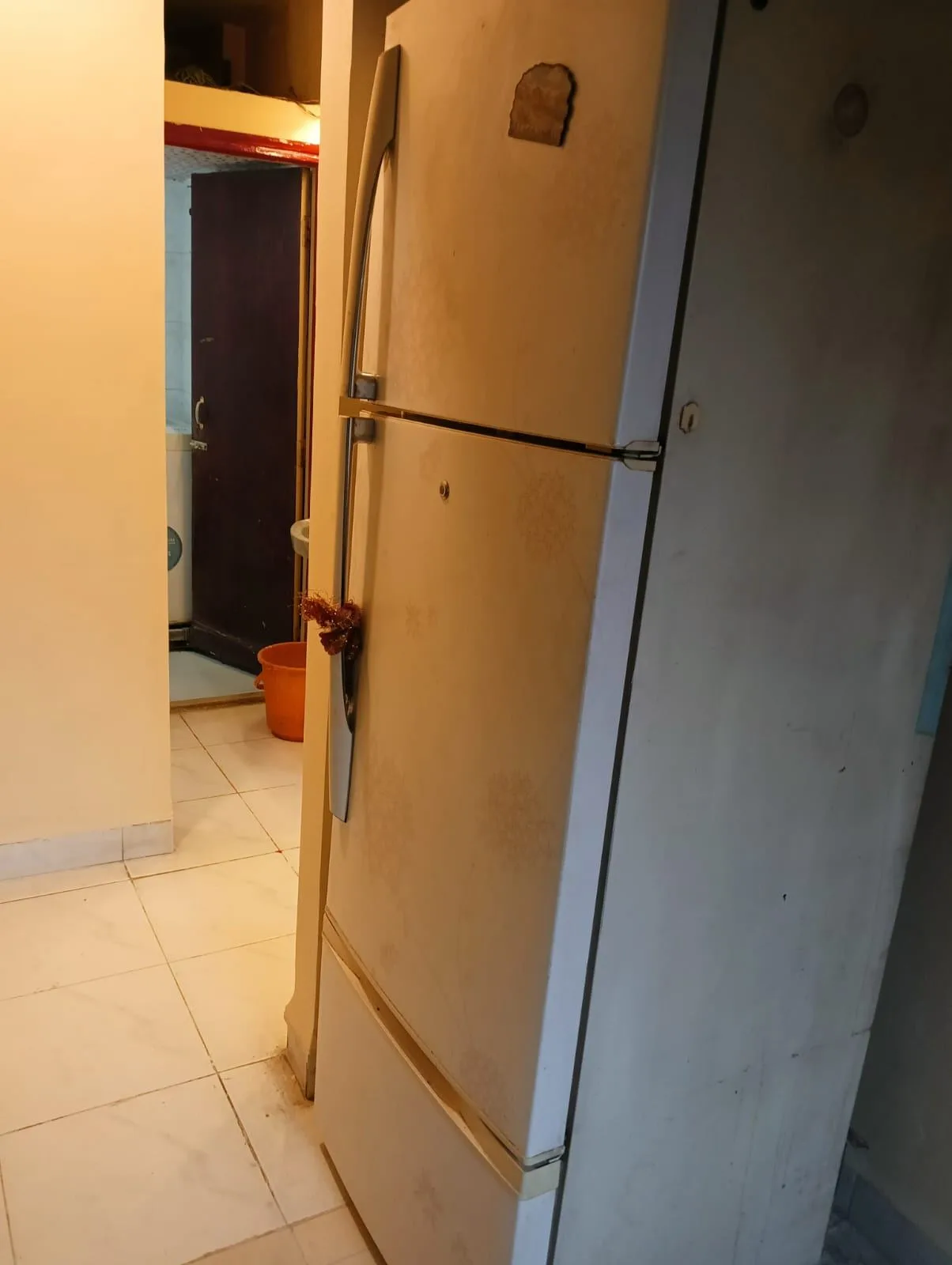 Sofa, diwan, king size bed, washing machine, refrigerator — photo 2