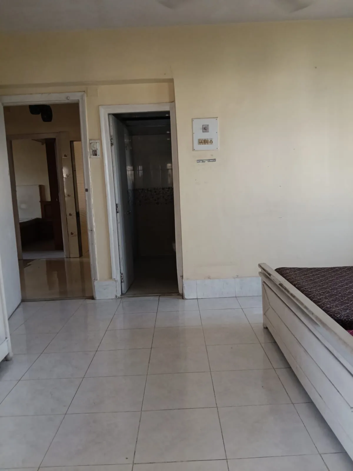 2 beds, 2 cupboards, 2 mattresses, 1 dining table with 6 chairs — photo 3