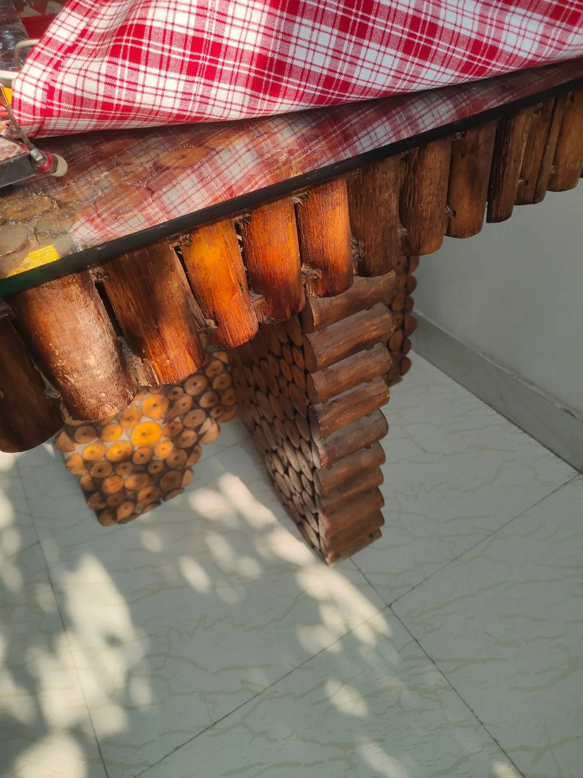Four seater coffee table with two stool — photo 2