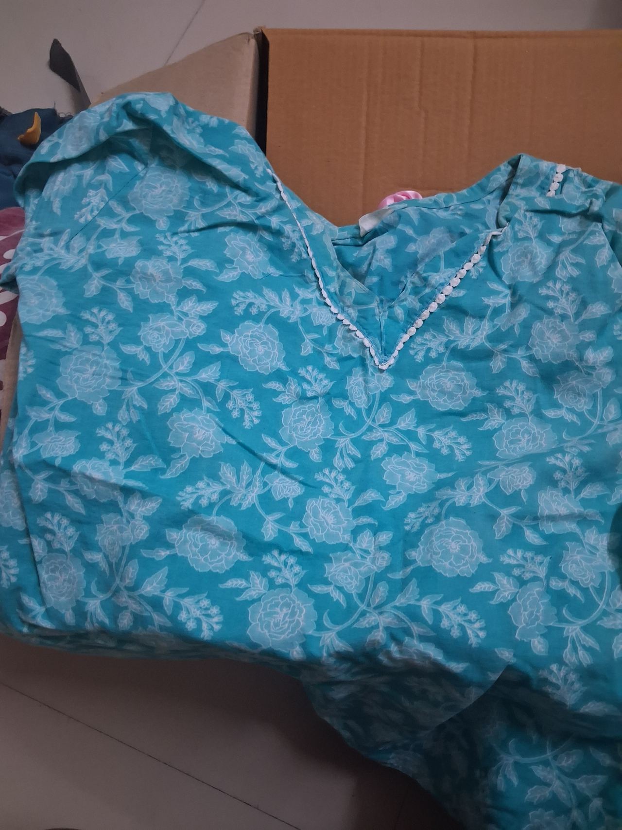 Clothes, shoes, bag, books and copies. — photo 2